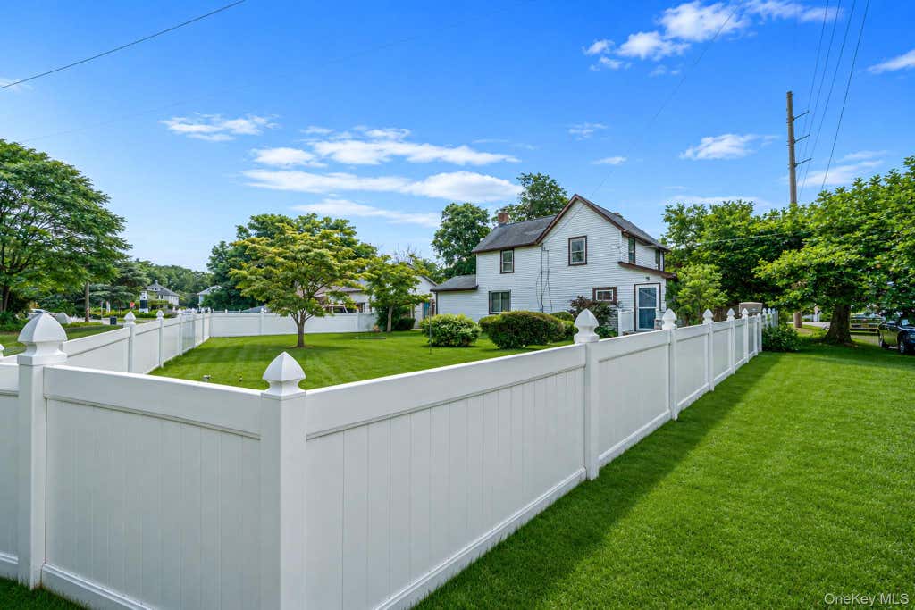 Photo of 117 N Clinton Avenue, Bay Shore, NY 11706 (MLS # 1025441)