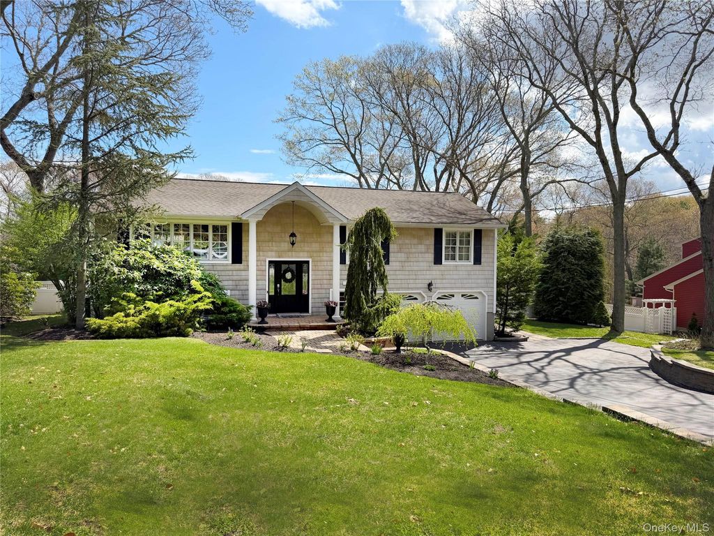 Photo of 43 Grassy Pond Drive, Smithtown, NY 11787 (MLS # 988946)