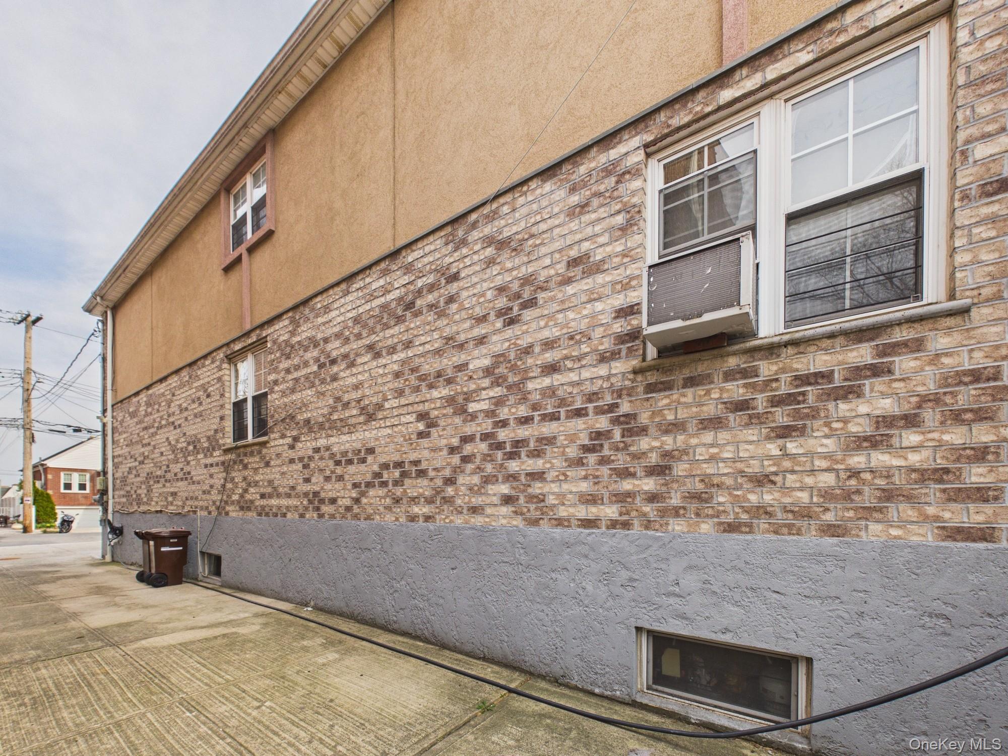 2515 Woodhull Avenue