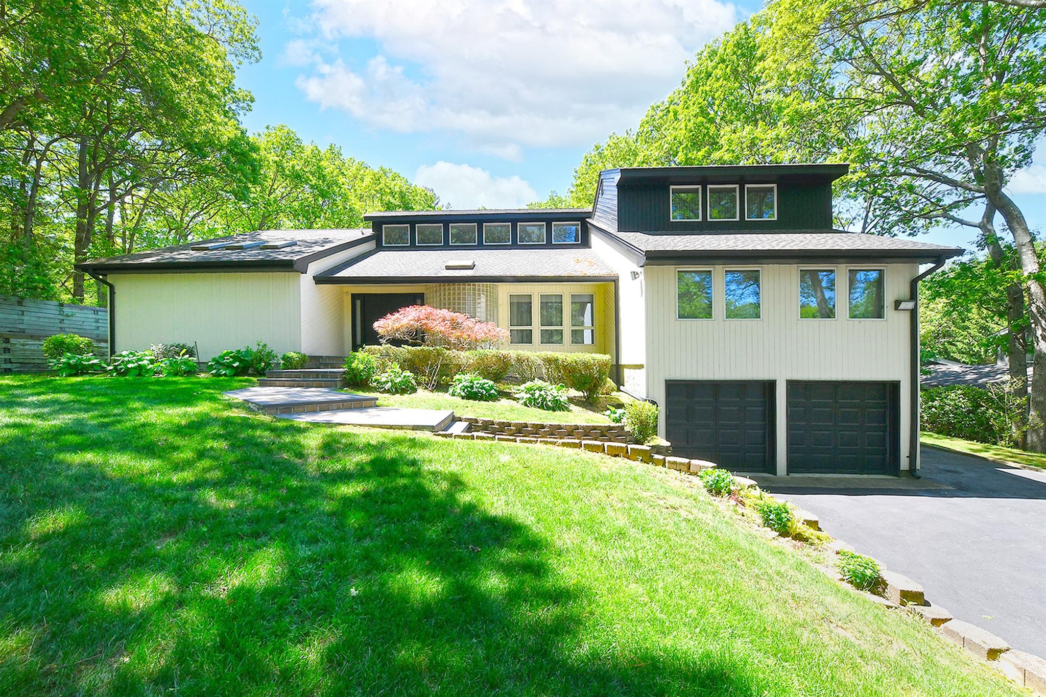 12 Deanna Court, Dix Hills, New York image 1