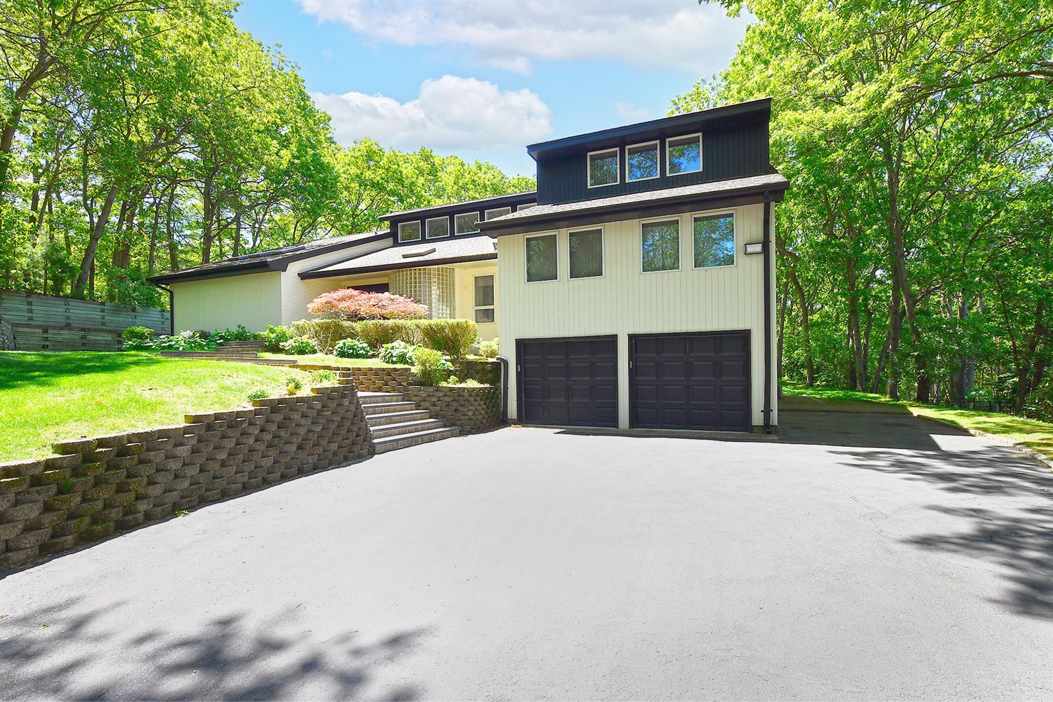12 Deanna Court, Dix Hills, New York image 5