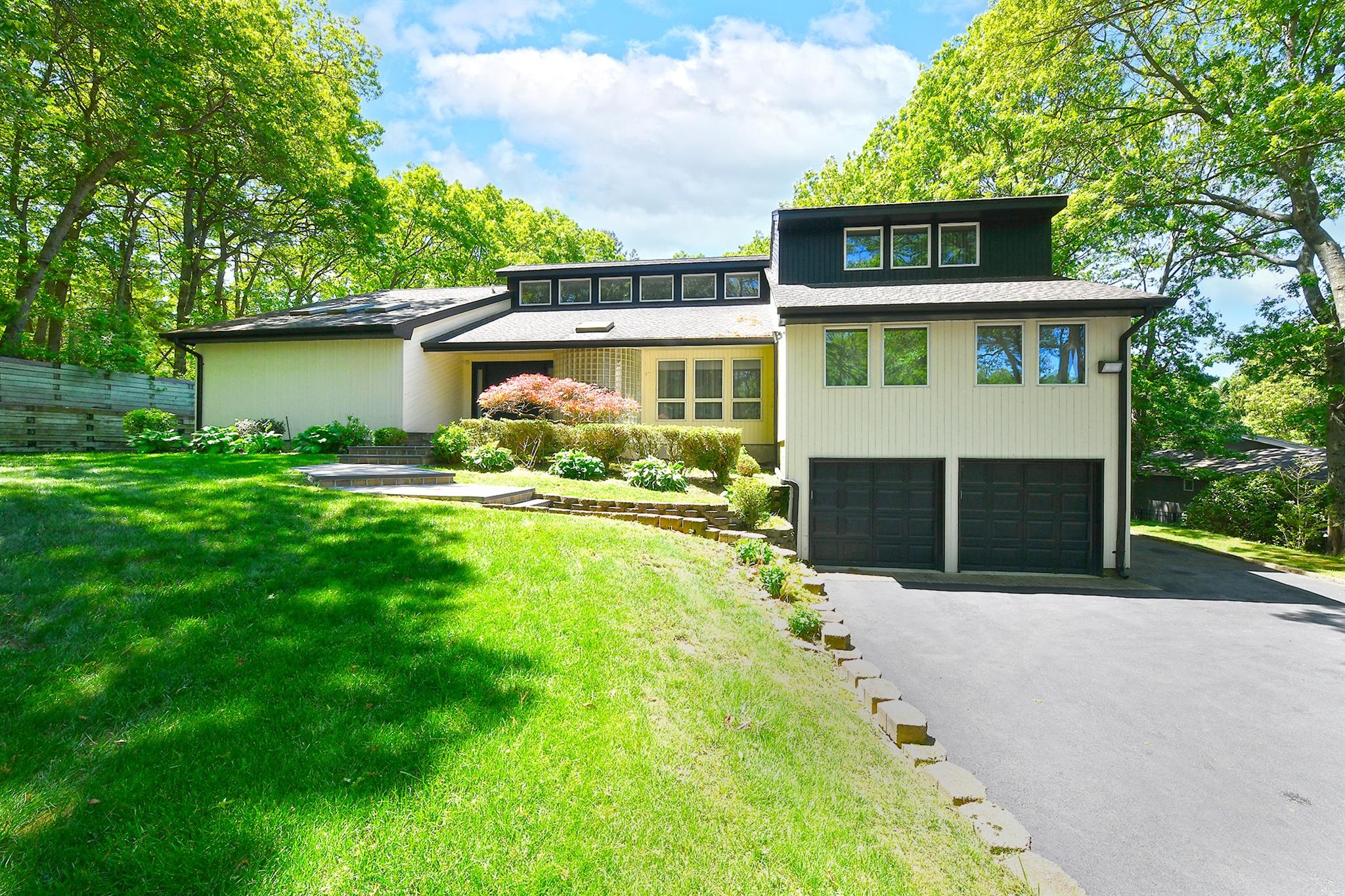 12 Deanna Court, Dix Hills, New York image 2