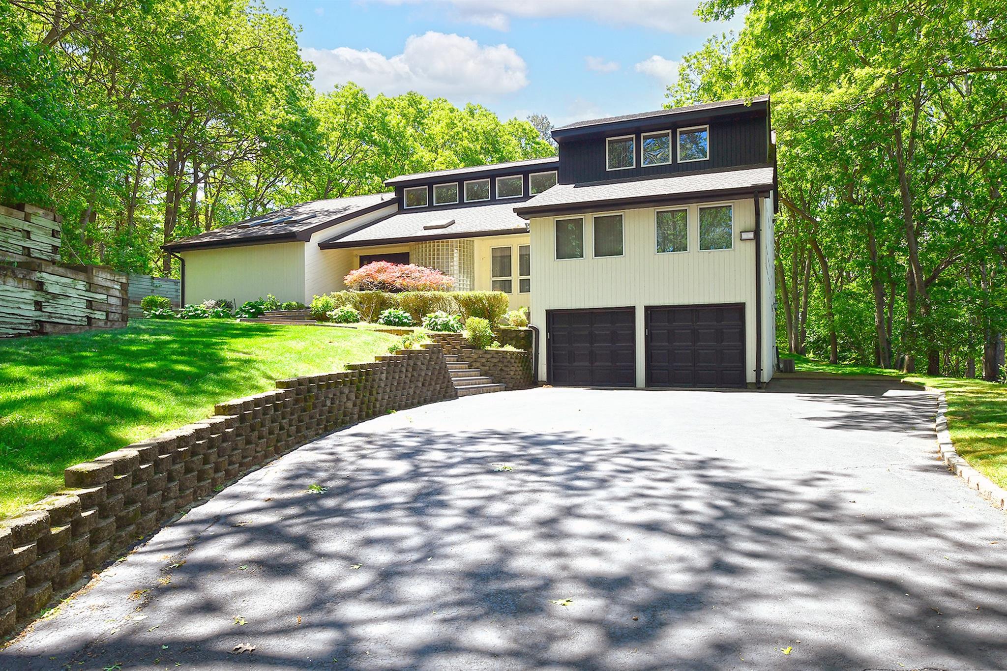 12 Deanna Court, Dix Hills, New York image 4