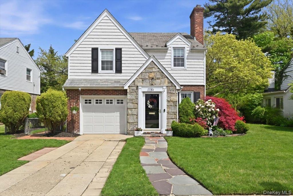 Photo of 52 Wisteria Avenue, Mineola, NY 11501 (MLS # 991324)