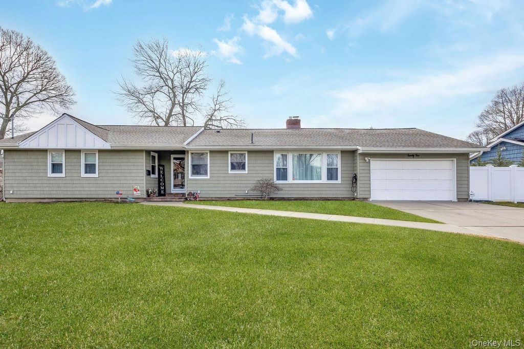 Photo of 22 Wiggins Street, Ronkonkoma, NY 11779 (MLS # 957099)