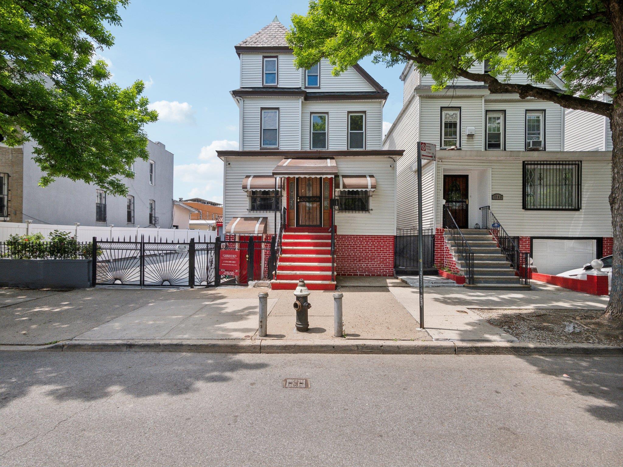Taylor Avenue, Bronx, New York - 6 Bedrooms  
3 Bathrooms - 