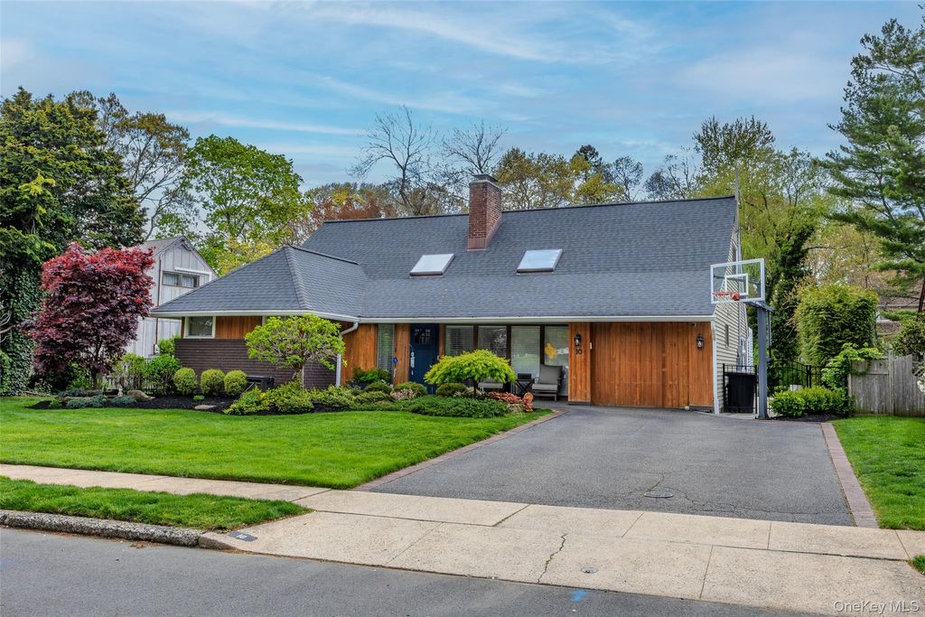 Photo of 10 Oak Brook Lane, Merrick, NY 11566 (MLS # 995432)