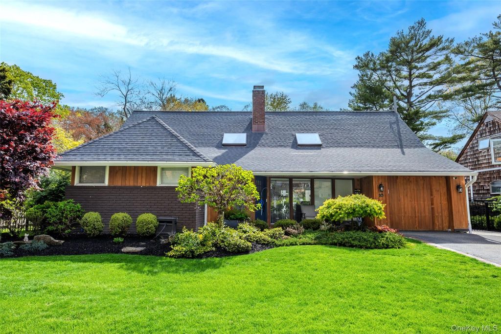 Photo of 10 Oak Brook Lane, Merrick, NY 11566 (MLS # 995432)