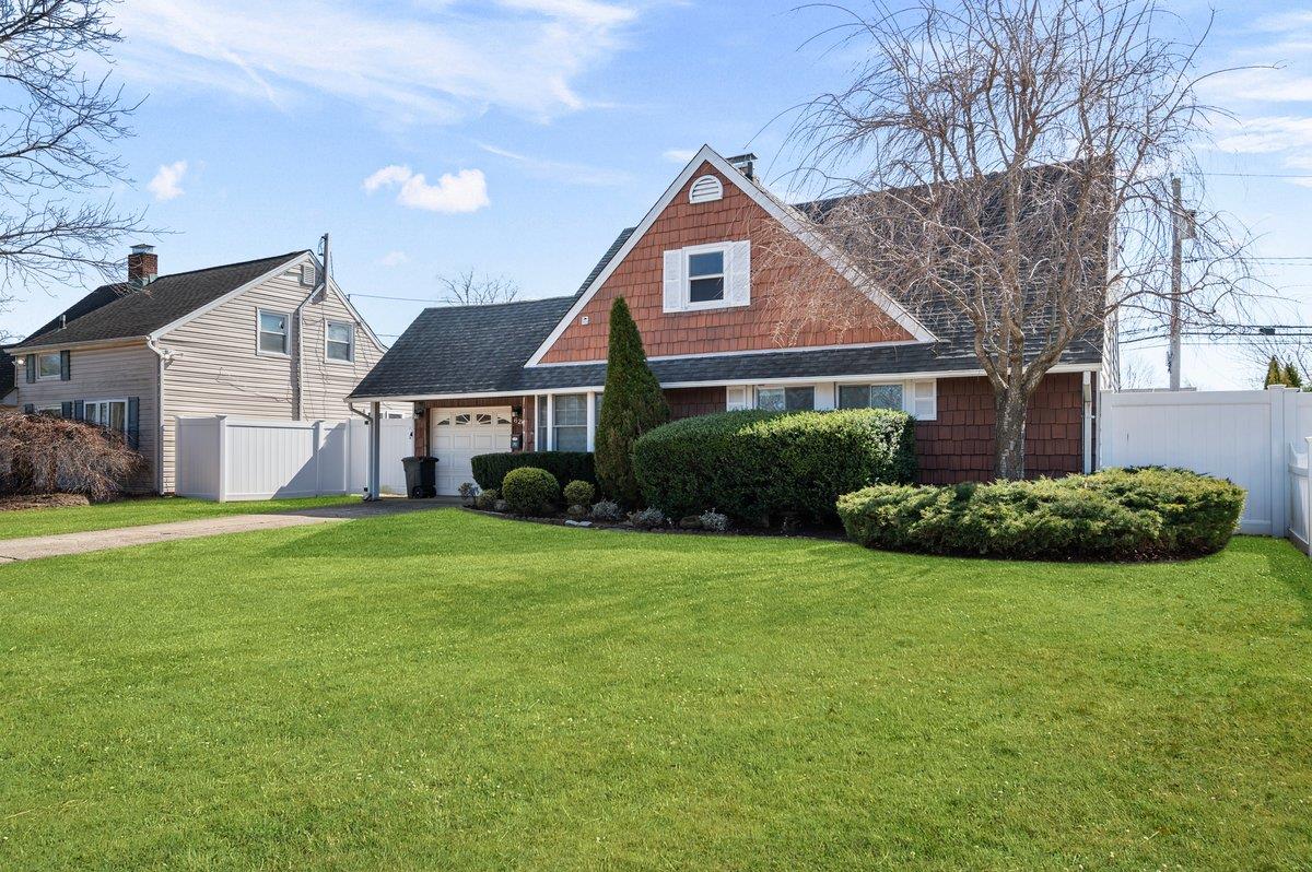 62 Polaris Drive, Levittown, New York image 1