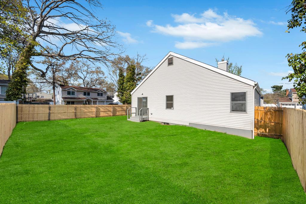 1 Sutton Avenue, Huntington, New York image 23
