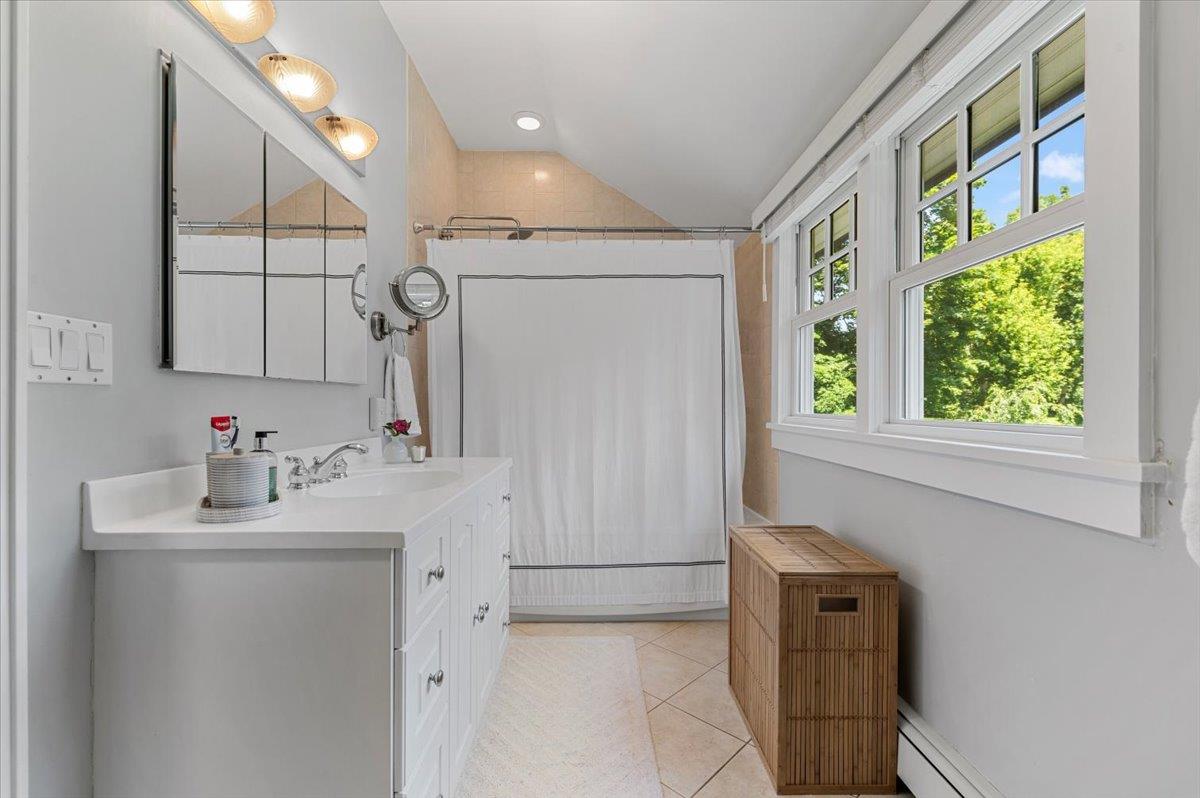 Huntington Bay, New York 11743, United States, 4 Bedrooms Bedrooms, ,3 BathroomsBathrooms,Residential,Active,182617