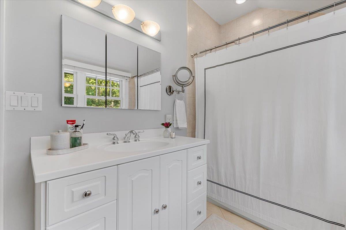 Huntington Bay, New York 11743, United States, 4 Bedrooms Bedrooms, ,3 BathroomsBathrooms,Residential,Active,182617