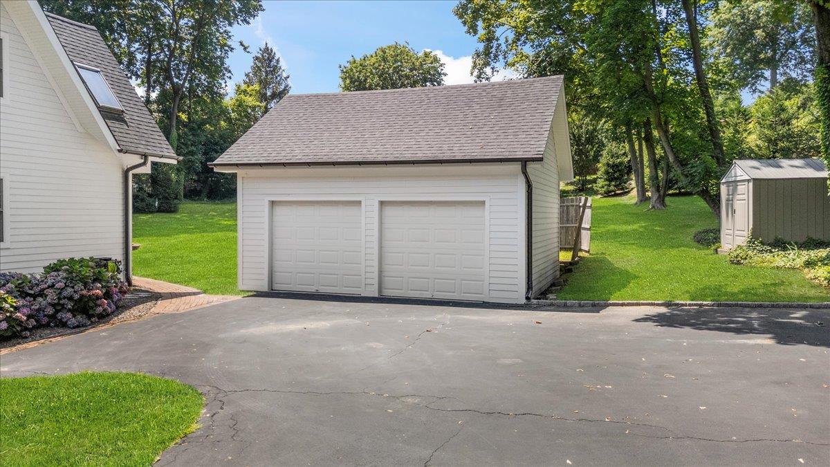 Huntington Bay, New York 11743, United States, 4 Bedrooms Bedrooms, ,3 BathroomsBathrooms,Residential,Active,182617