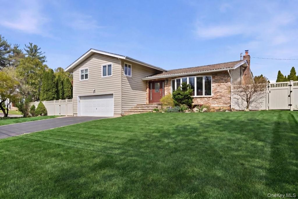 Photo of 1 Ryan Court, Syosset, NY 11791 (MLS # 984019)