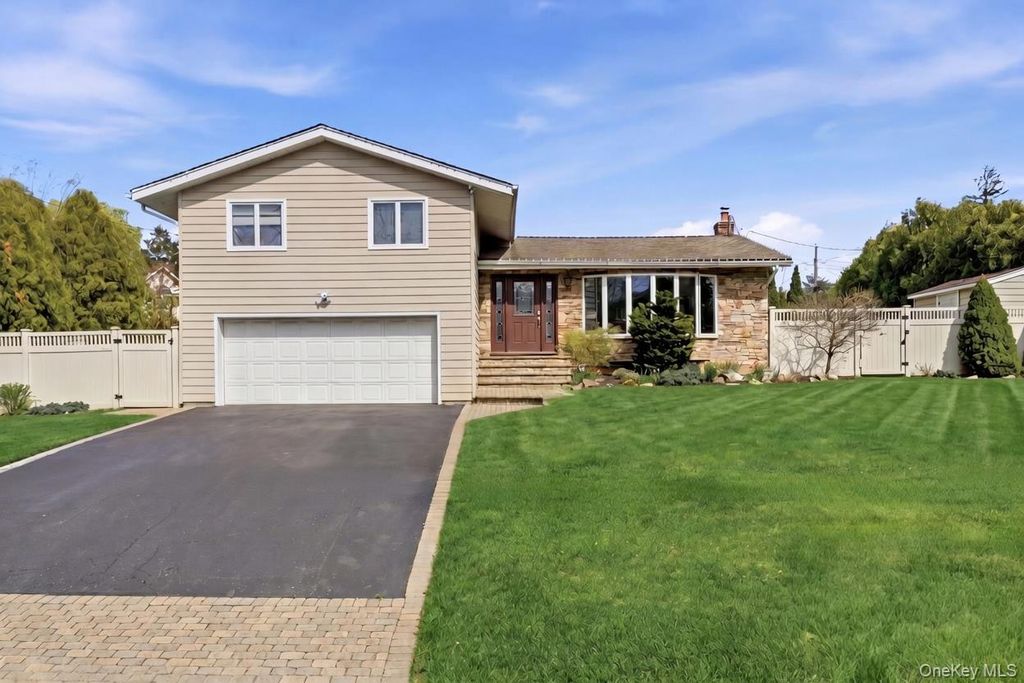 Photo of 1 Ryan Court, Syosset, NY 11791 (MLS # 984019)