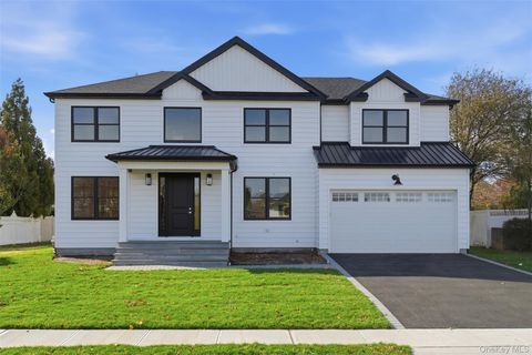 Photo of 16 Otsego Place, Jericho, NY 11753 (MLS # 934392)