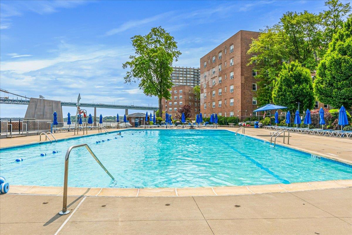 Powells Cove Boulevard Blvd 1J, Beechhurst, Queens, NY - 1 Bedrooms  
1 Bathrooms  
4 Rooms - 