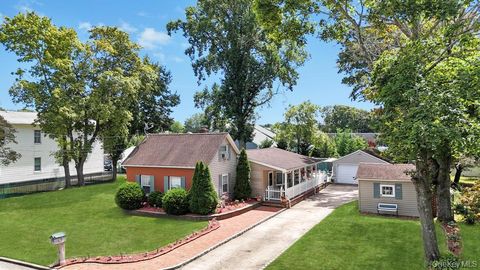 Photo of 940 Union Street, Bohemia, NY 11716 (MLS # 922804)