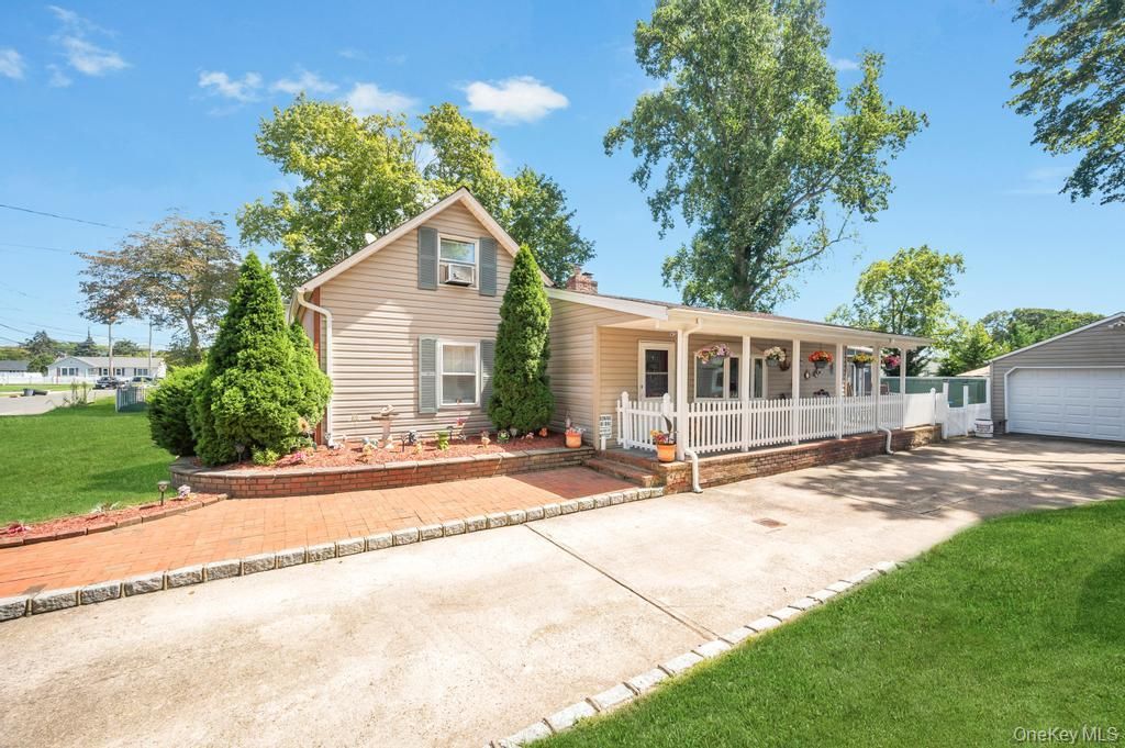 Photo of 940 Union Street, Bohemia, NY 11716 (MLS # 922804)