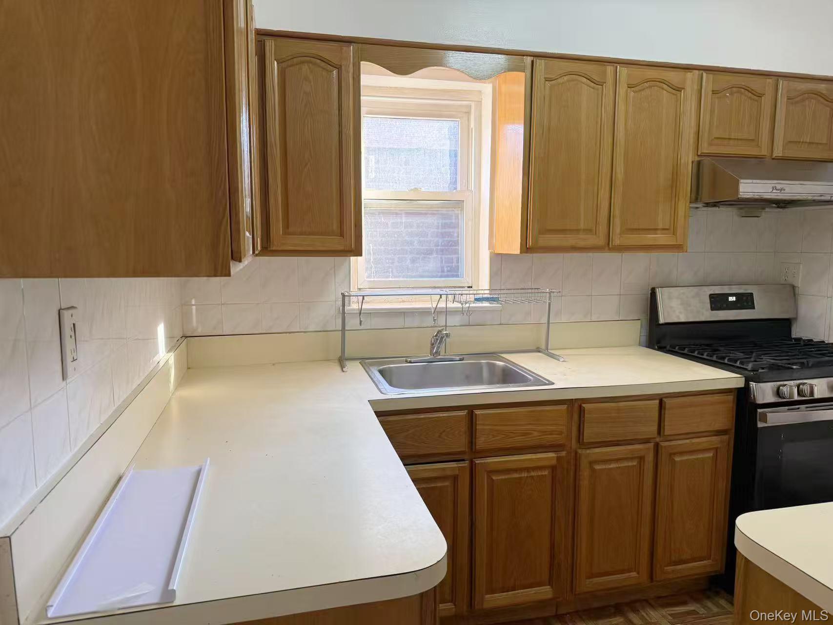 51-21 Goldsmith Street