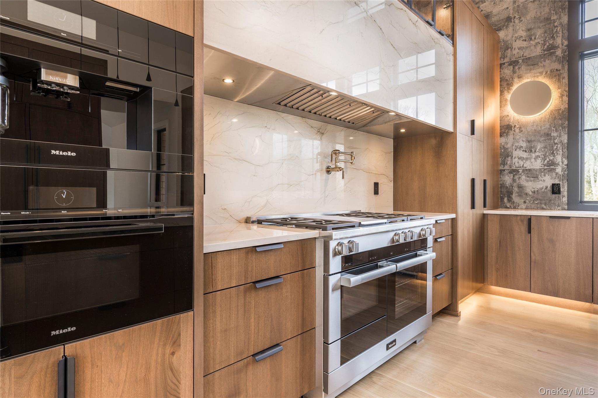 512 Edge of Woods Road