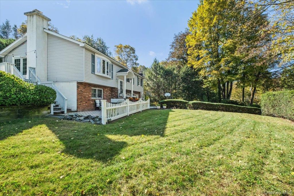 Photo of 9 Aqueduct Road, Garrison, NY 10524 (MLS # 943195)