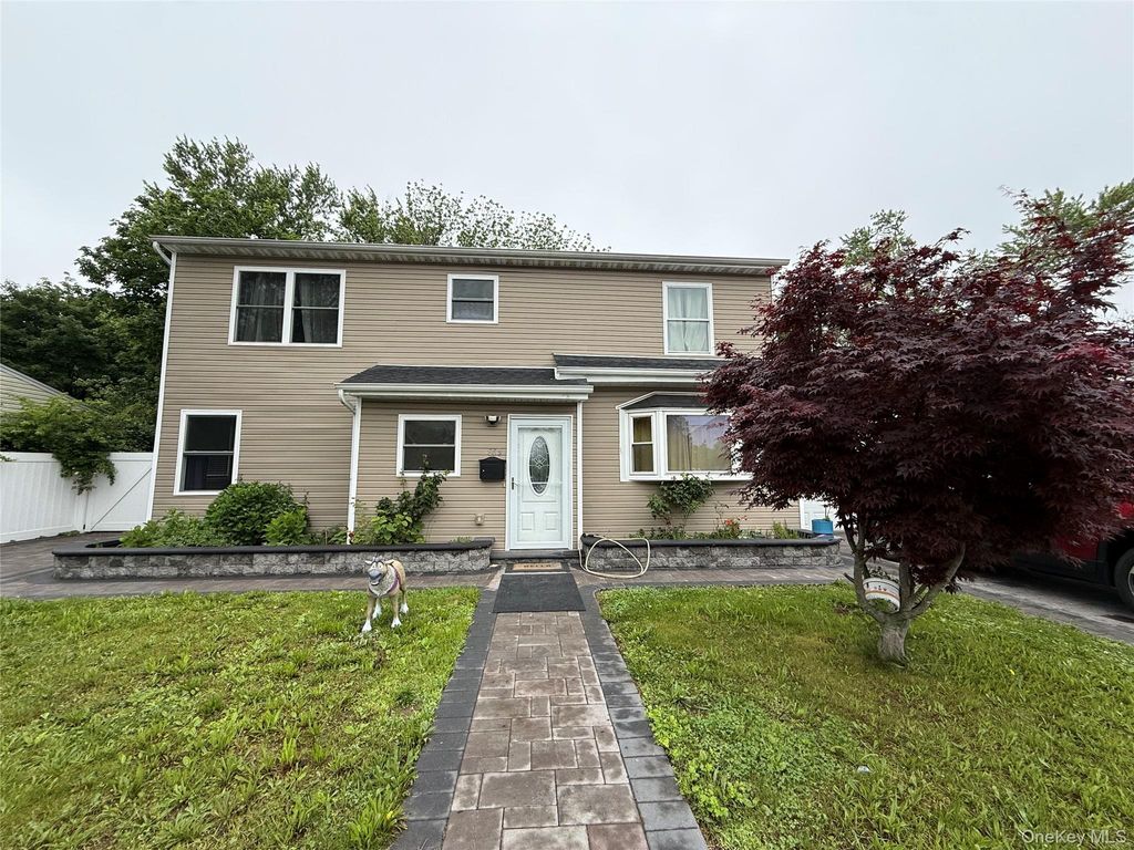 Photo of 803 Bayview Avenue, Amityville, NY 11701 (MLS # 950978)