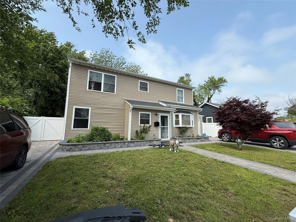 Photo of 803 Bayview Avenue, Amityville, NY 11701 (MLS # 950978)