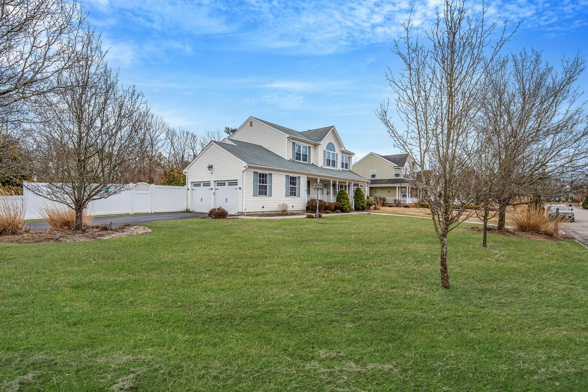 23 Williamsburg Way, Yaphank, New York image 1