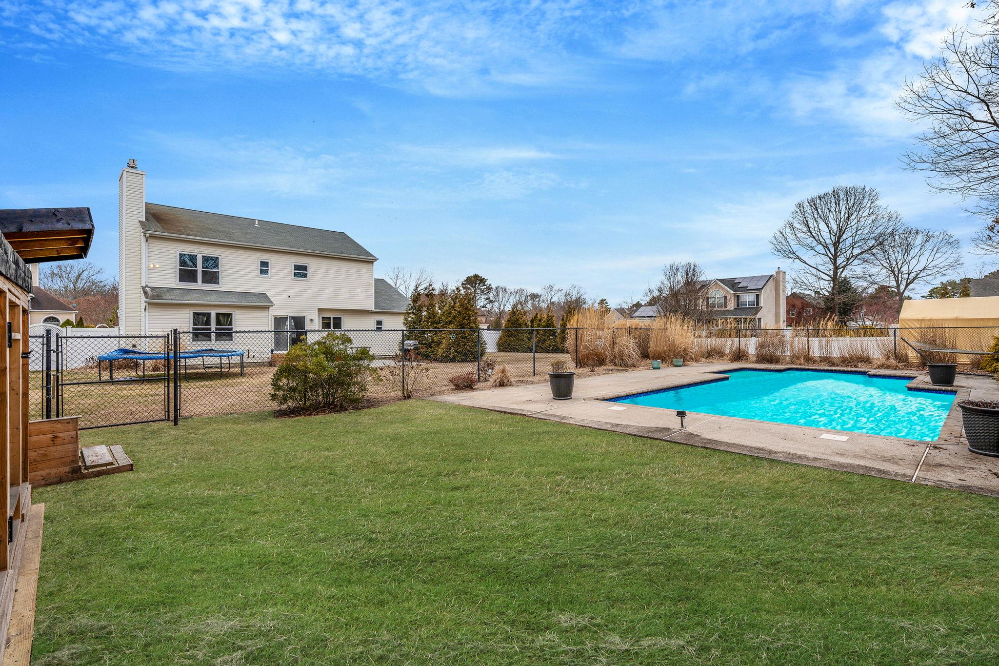 23 Williamsburg Way, Yaphank, New York image 4