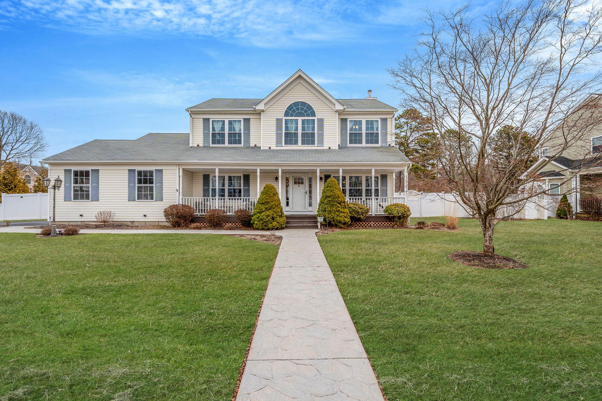 23 Williamsburg Way, Yaphank, New York image 2