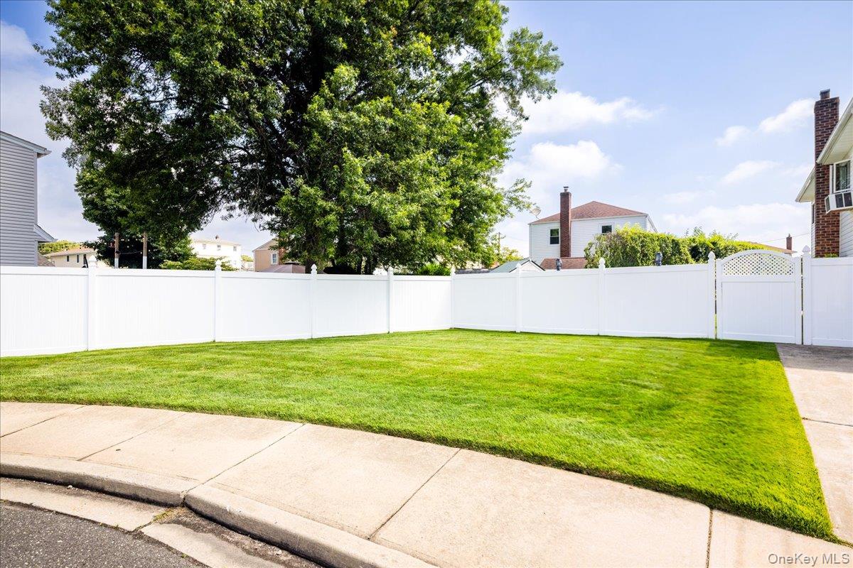 242 Seidman Place - Photo 3