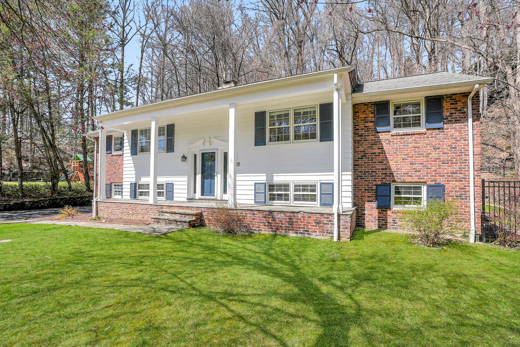 Watch Hill Road, Cortlandt Manor, New York - 5 Bedrooms  
3 Bathrooms  
10 Rooms - 