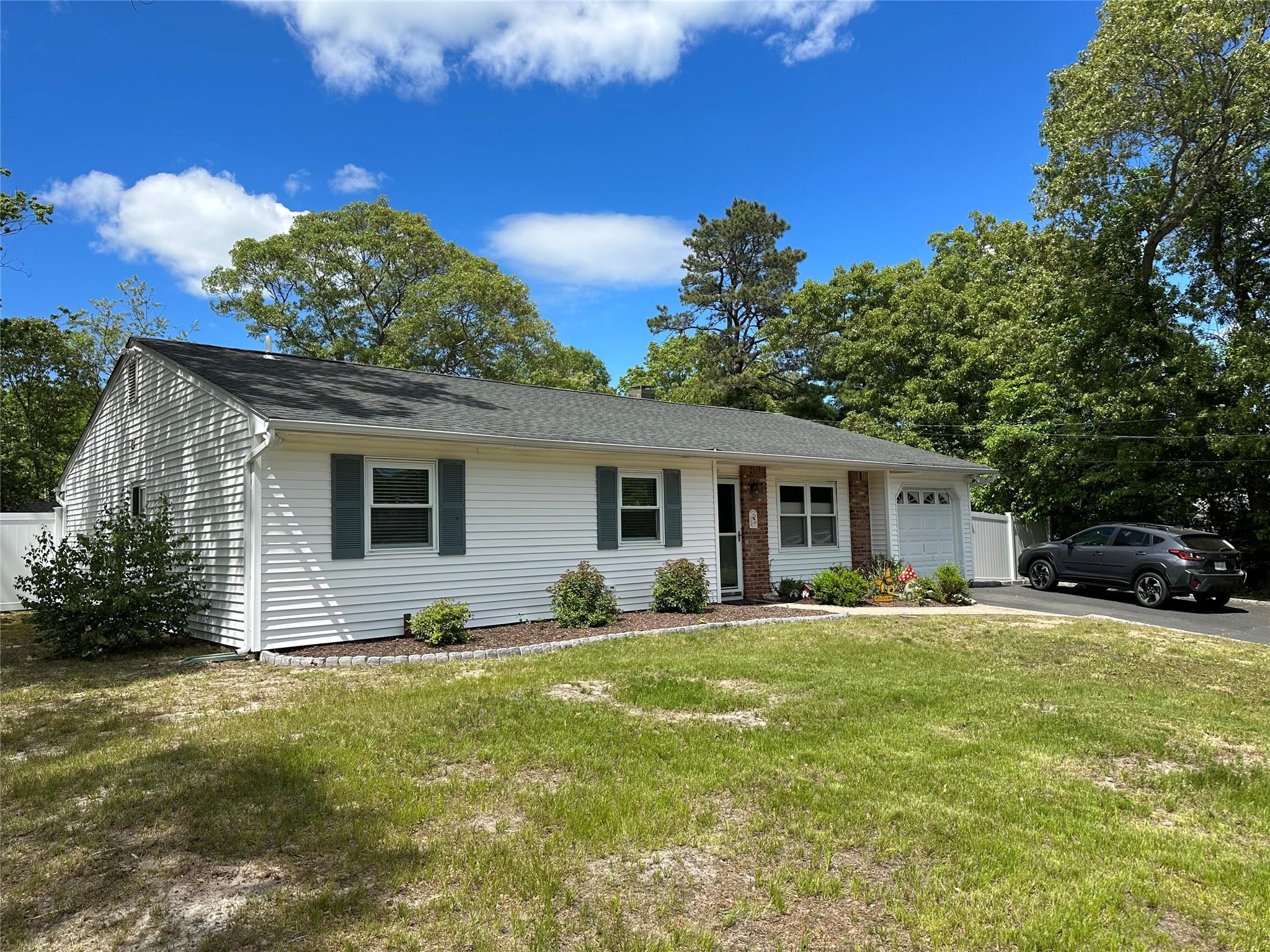 23 Hawkins Path, Coram, New York image 1