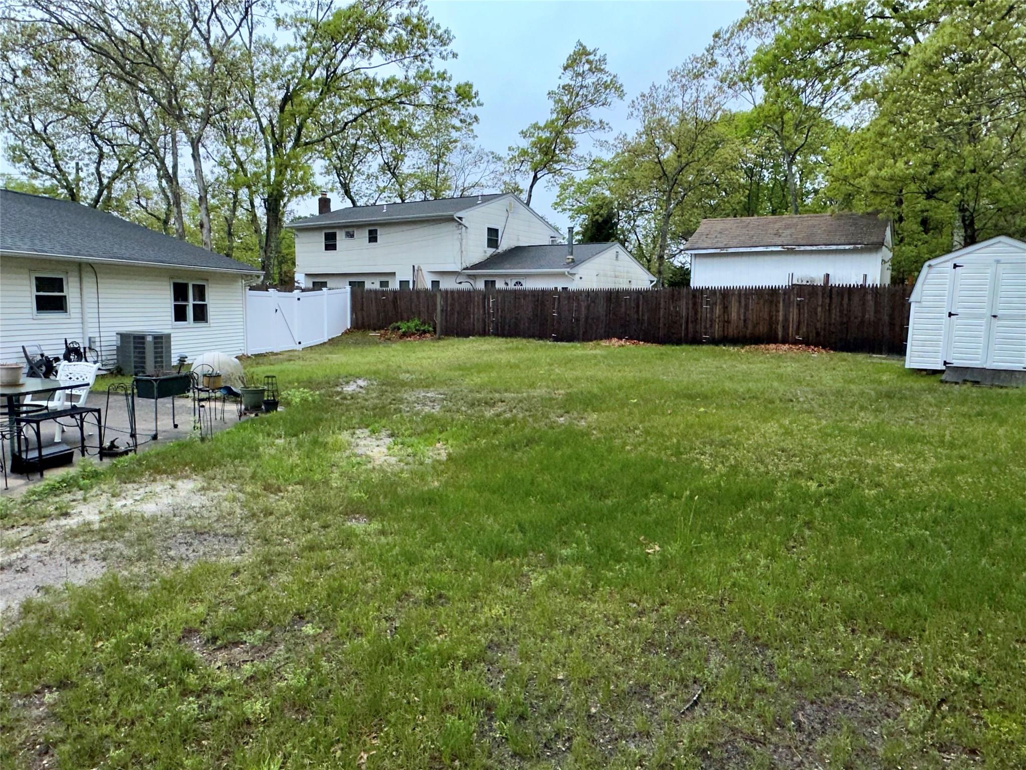 23 Hawkins Path, Coram, New York image 28