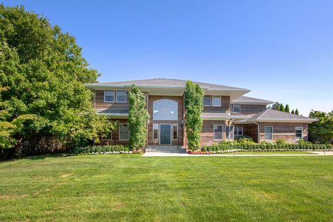 70 Winding Way Water Mill NY 11976