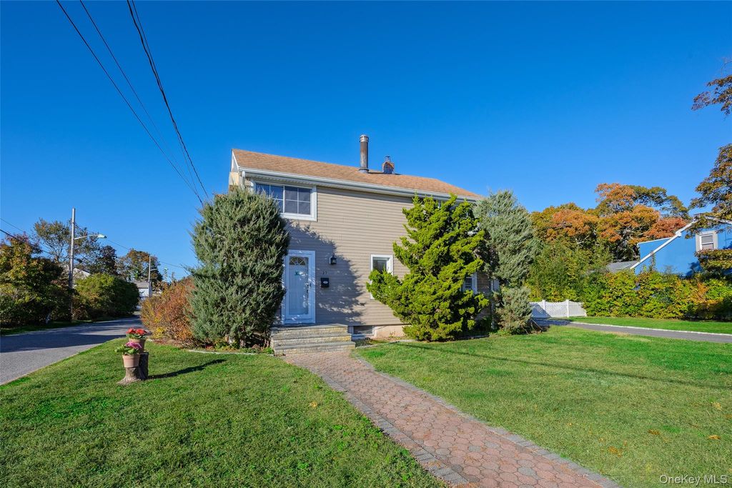 Photo of 17 Andrew Avenue, Islip Terrace, NY 11752 (MLS # 936636)
