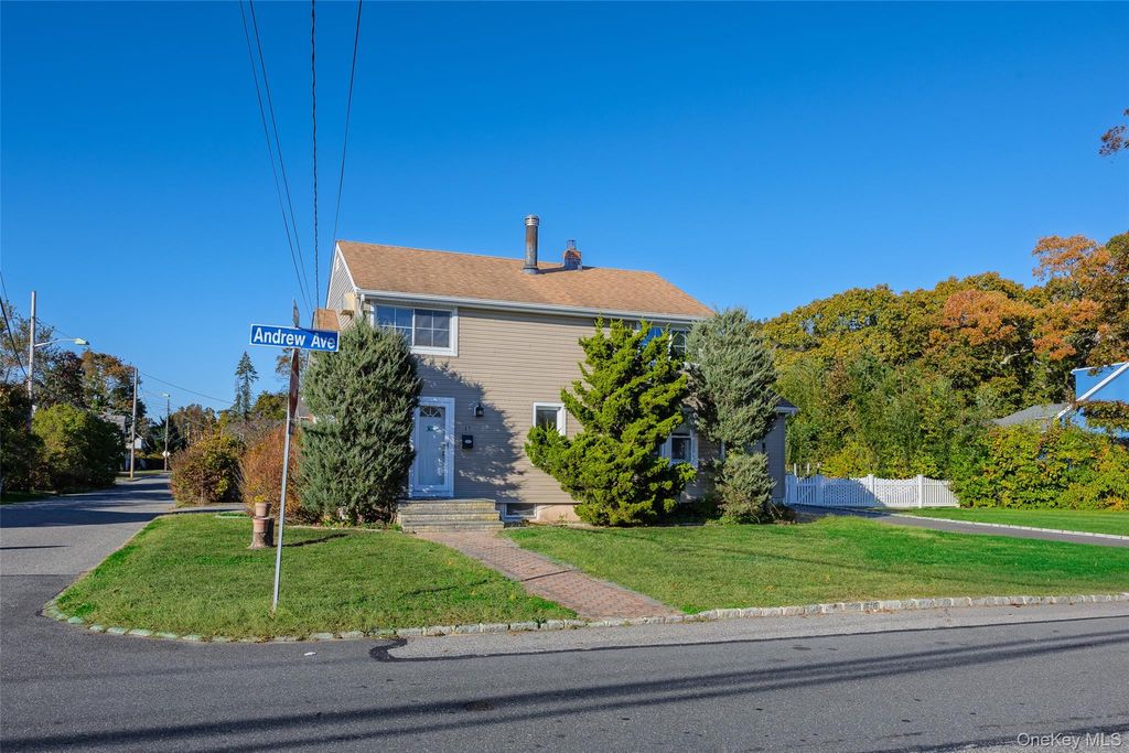 Photo of 17 Andrew Avenue, Islip Terrace, NY 11752 (MLS # 936636)