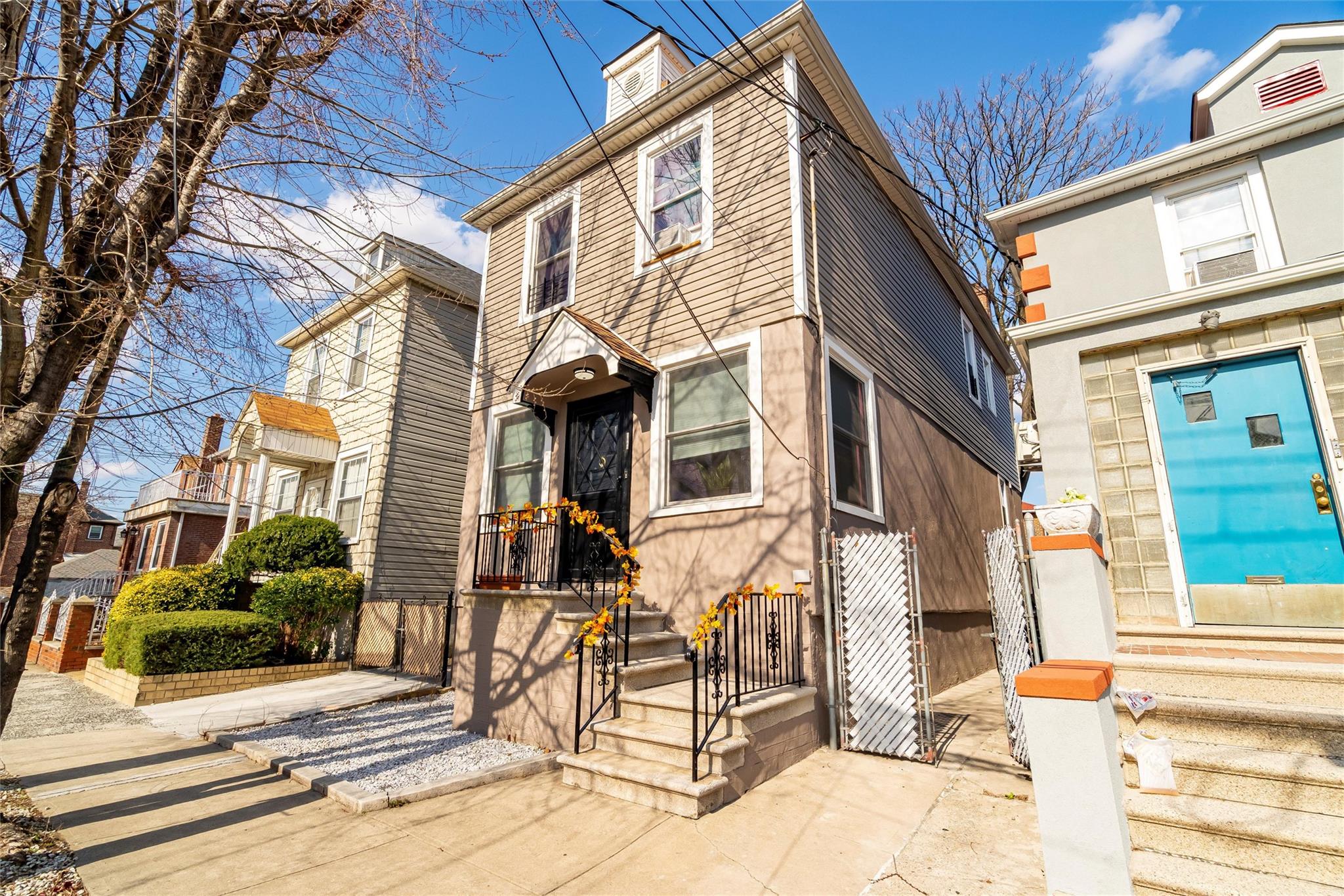 Radcliff Avenue, Bronx, New York - 4 Bedrooms  
2 Bathrooms  
8 Rooms - 