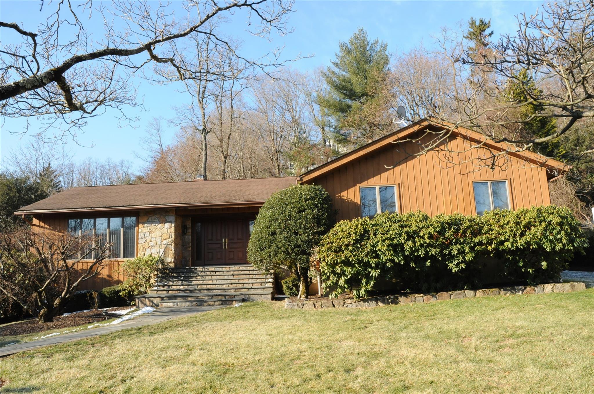 Tumblebrook Court, Pleasantville, New York - 3 Bedrooms  
3 Bathrooms  
9 Rooms - 