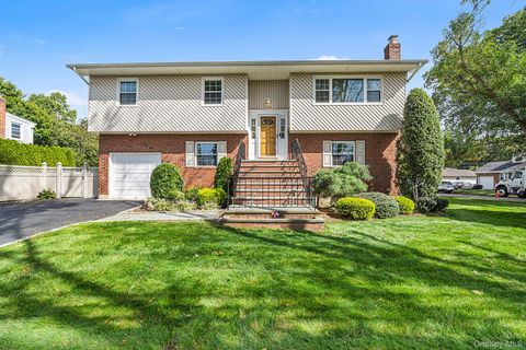 Photo of 128 N Windhorst Avenue, Bethpage, NY 11714 (MLS # 920357)