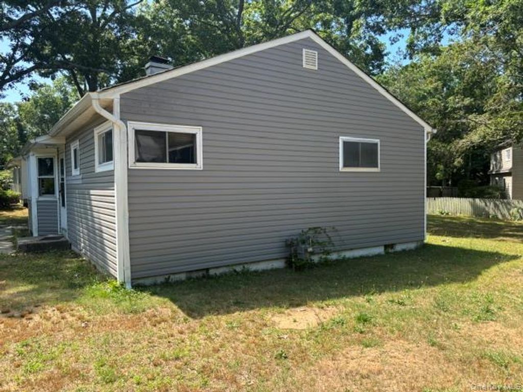 Photo of 427 Doctors Path, Riverhead, NY 11901 (MLS # 1024096)
