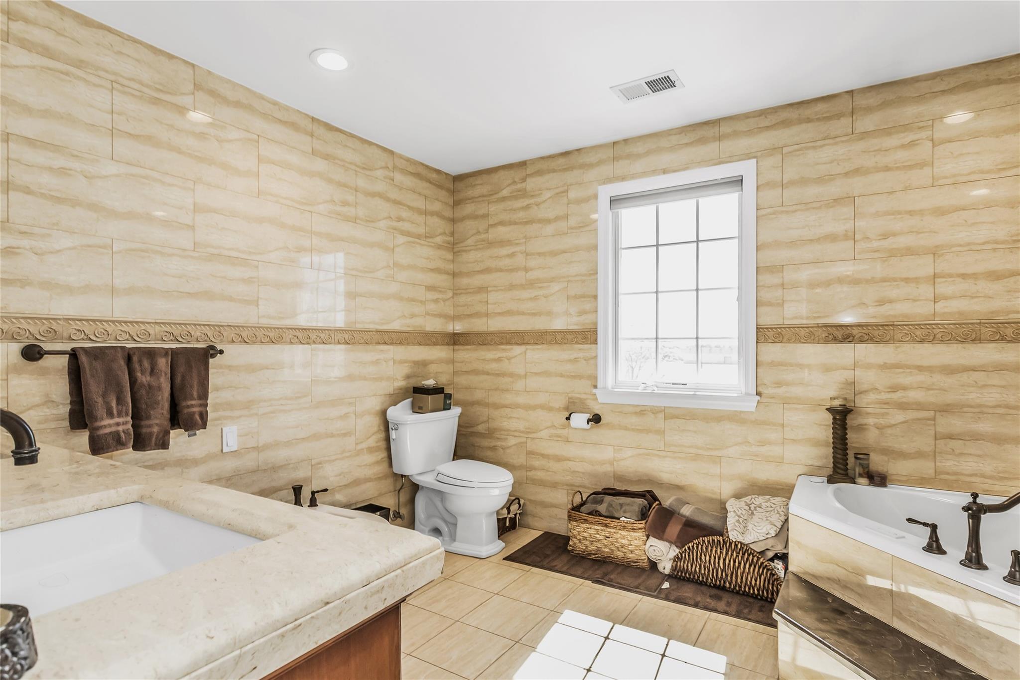 209 Bay Avenue, Hicksville, New York image 15