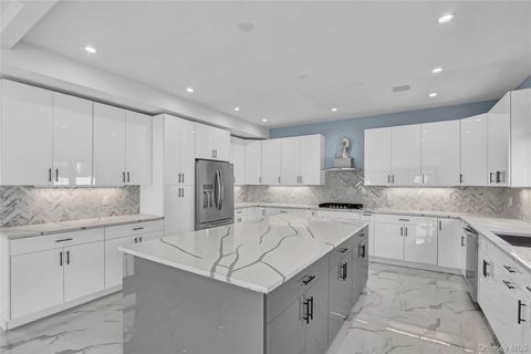 557 Knoll Court Seaford NY 11783