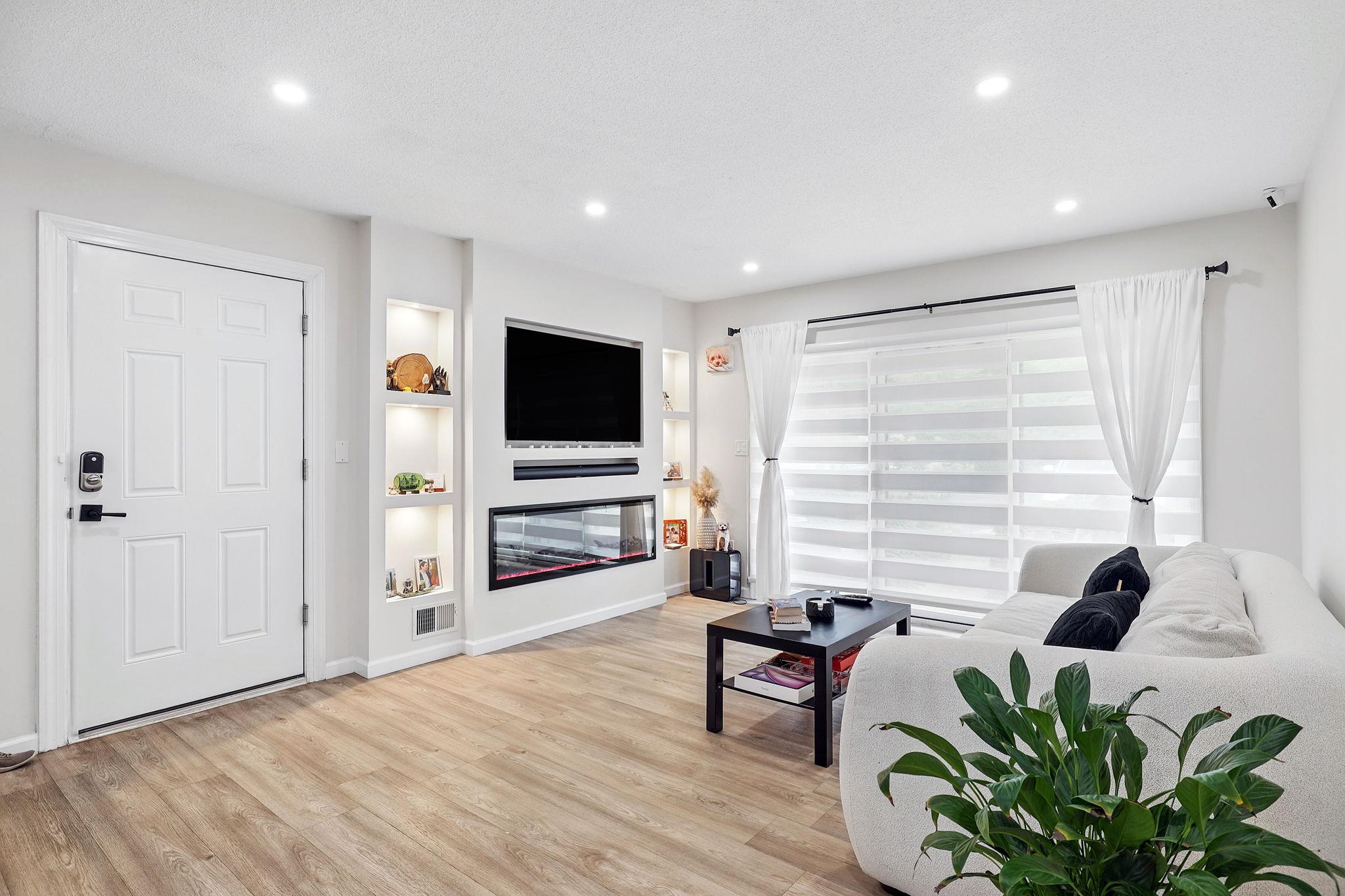Huntington Circle 18, Peekskill, New York - 2 Bedrooms  
2 Bathrooms  
5 Rooms - 