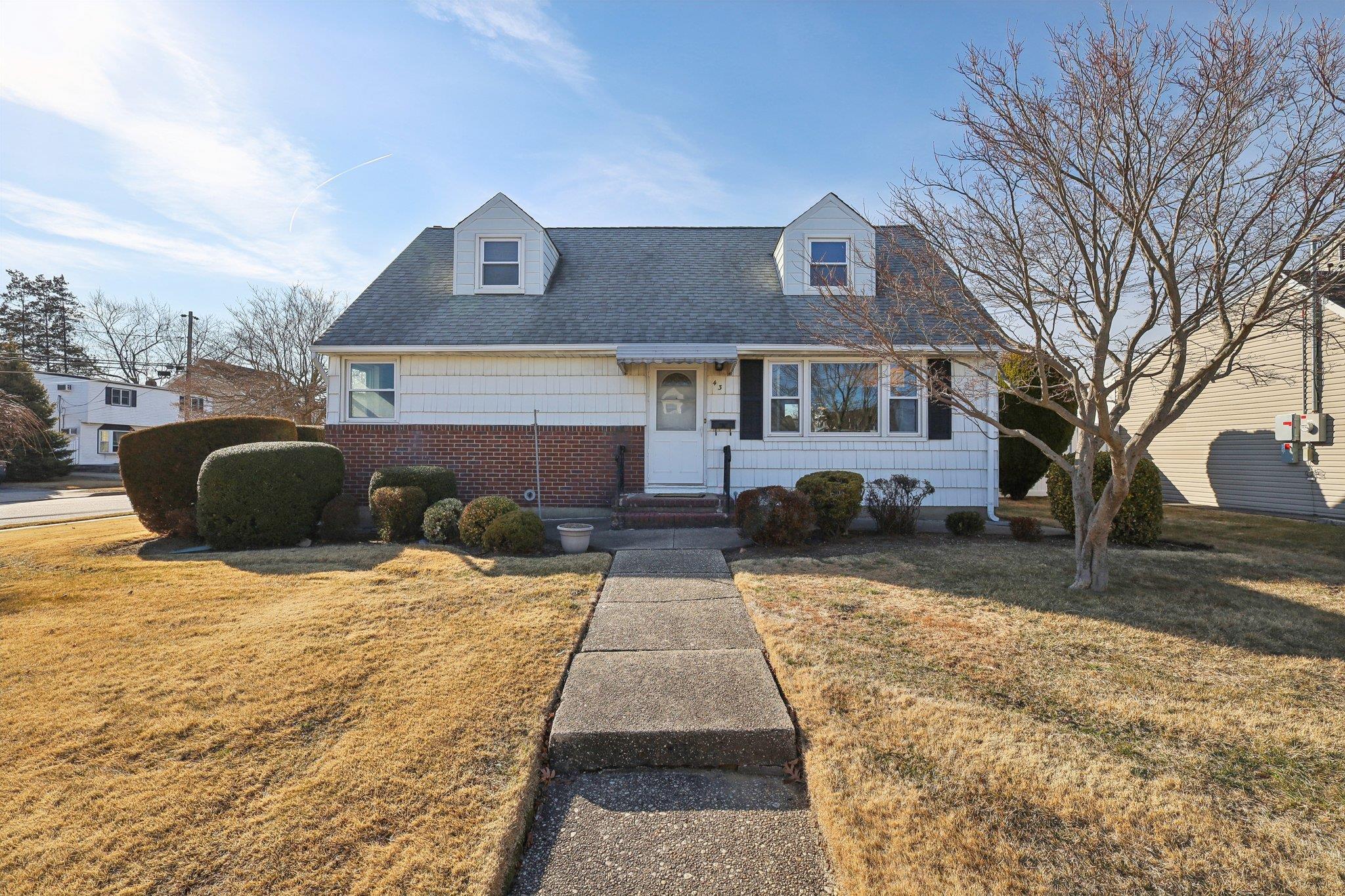 43 S Oakdale Avenue, Bethpage, New York image 1