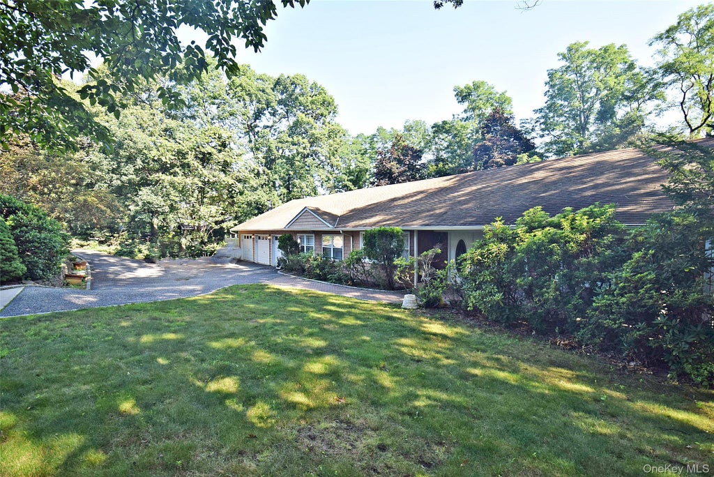 Photo of 29 Ivy Hill Drive, Hauppauge, NY 11787 (MLS # 1030391)