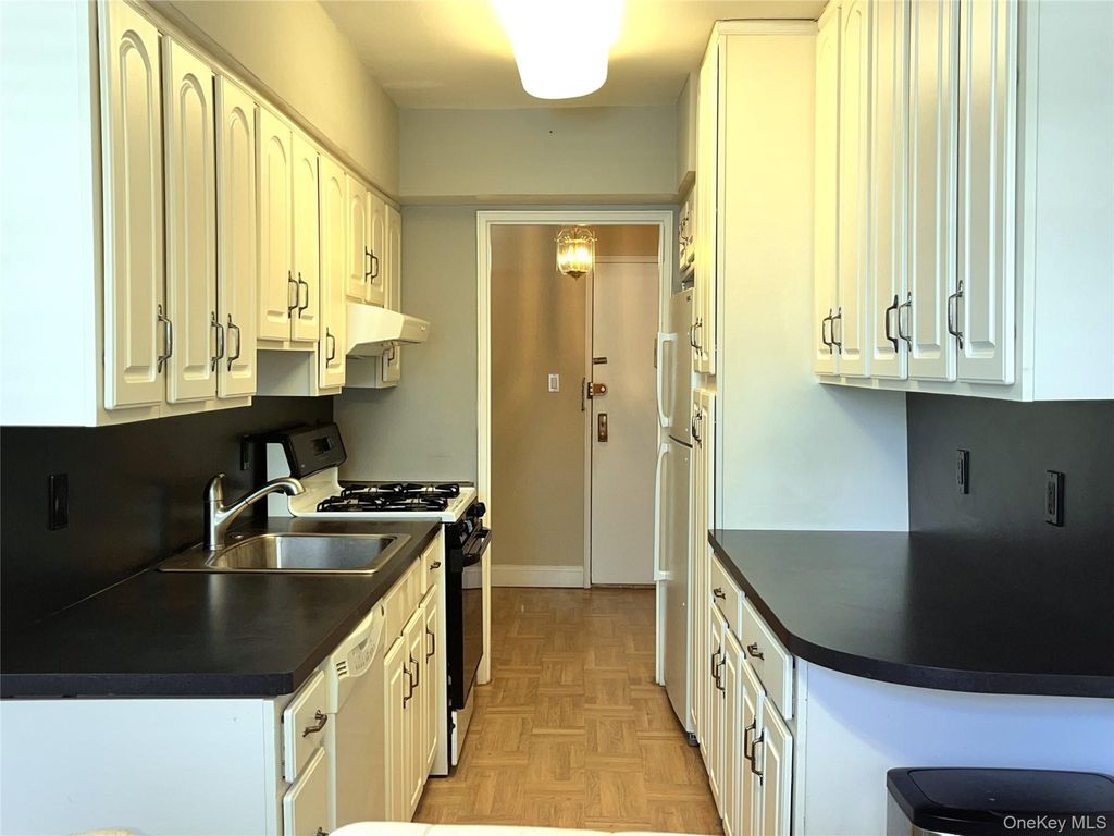 Photo of 60 Hempstead Avenue #1J, Lynbrook, NY 11563 (MLS # 959078)