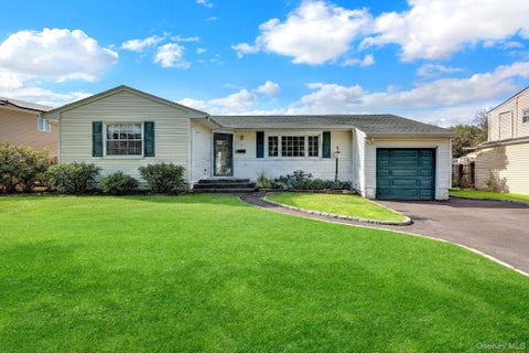 Homes For Sale - 3 Daniel Drive<br/> Farmingdale, NY 11735