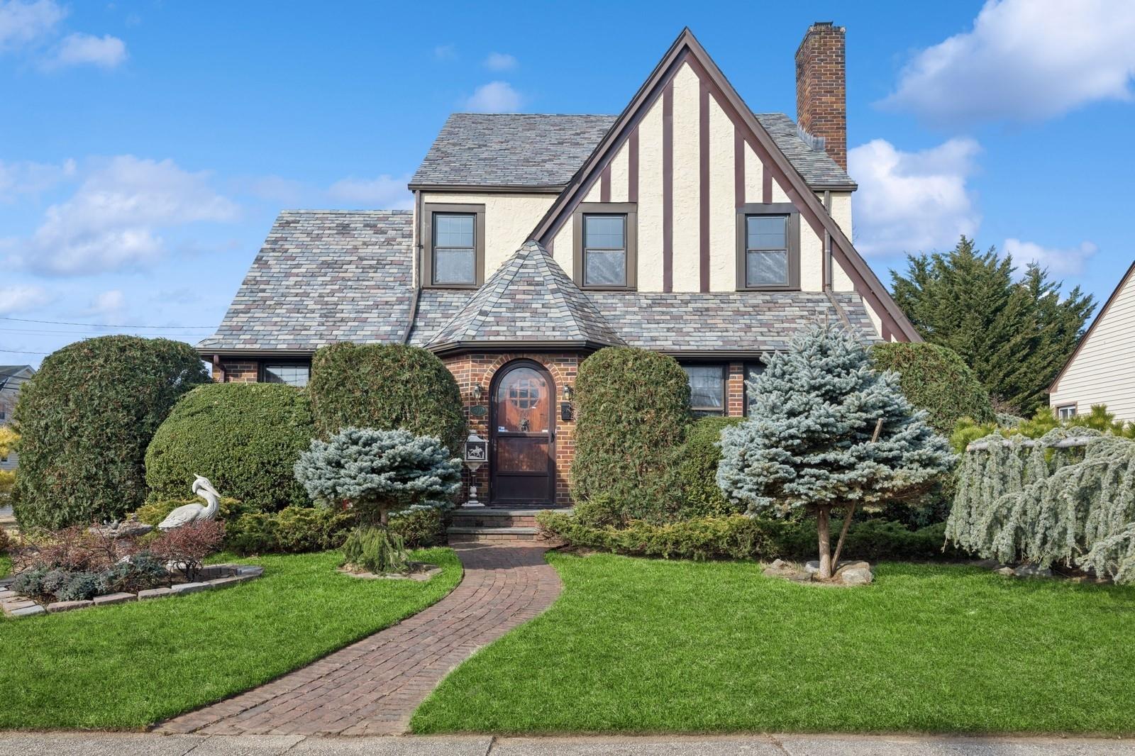 70 Sycamore Street, Hempstead, New York image 1